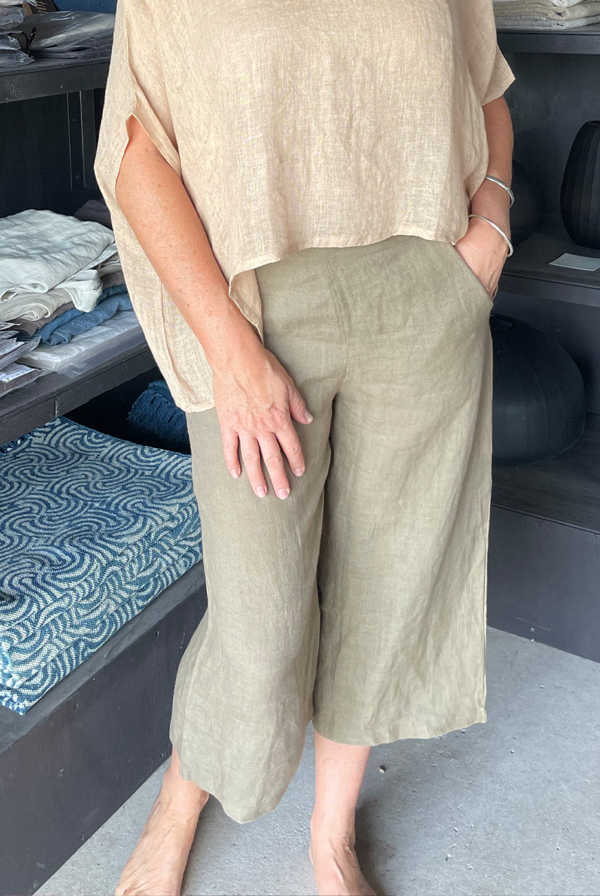 Capri Pants in Pure Linen